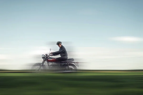 Motociclista que monta en carretera rural — Foto de Stock