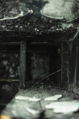 küllerle kaplı raflar