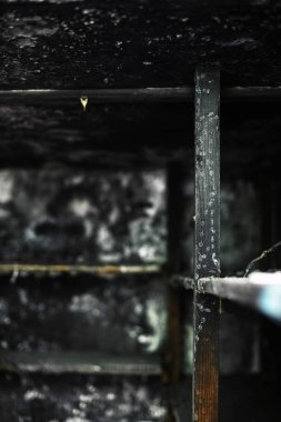 küllerle kaplı raflar