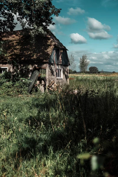 Harabeleri eski çiftlik evi terk