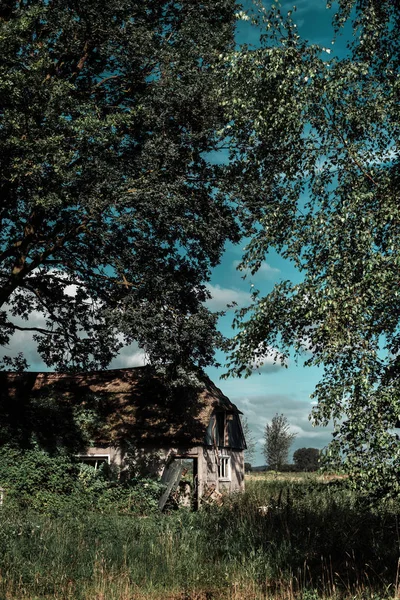 Ruïnes verlaten van de oude boerderij — Stockfoto