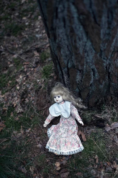 Spooky doll girl on ground — Stock Photo, Image