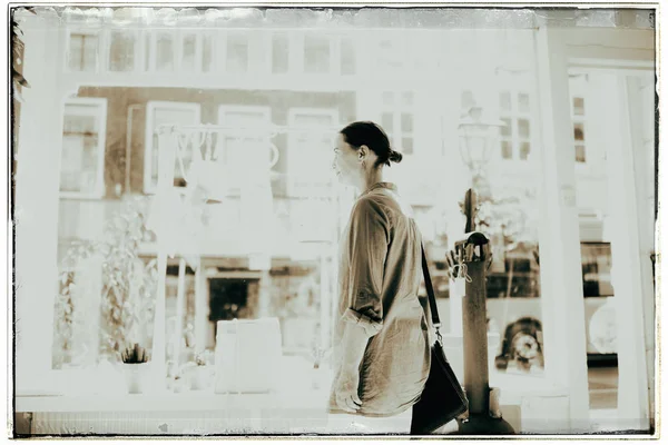 女人站在店内 — 图库照片