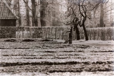 kova kova ile eski su pompası