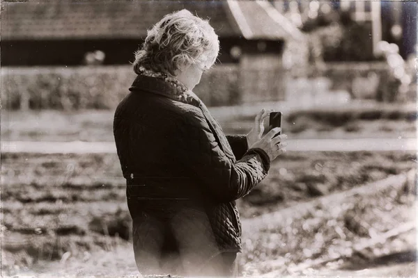 Жінка фотографує природу зі смартфоном — стокове фото