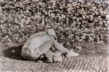 kadın kap crosuses fotoğrafını çekmek ile