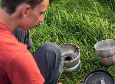 alkol brülör oturan çocuk 