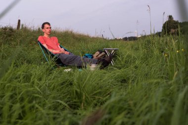 adam sandalyede rahat 