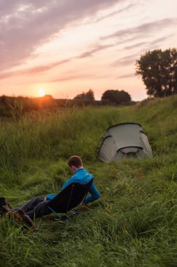 kamp alanında oturan adam 
