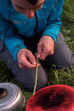 ısırgan adam çürüyen kök  