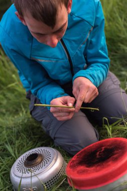 Genç adam otu kökü çürüyen  