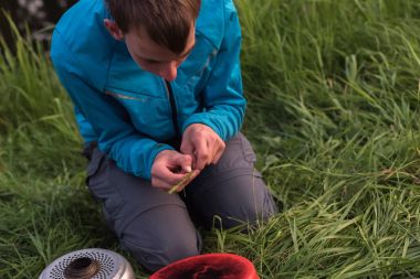 Genç adam otu kökü çürüyen  