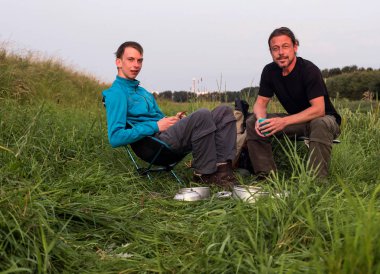 Sandalye üzerinde oturan iki adam