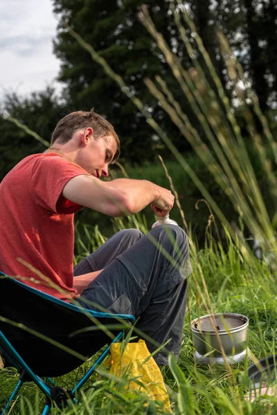 Tonårspojke öppnandet flaska — Stockfoto