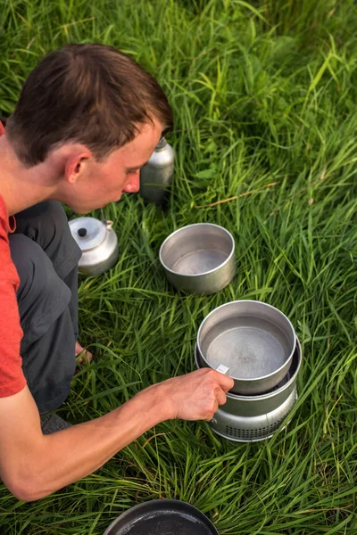 Çocuk sipariş tencere ocakta
