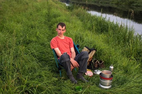 Sandalyede oturan genç çocuk 