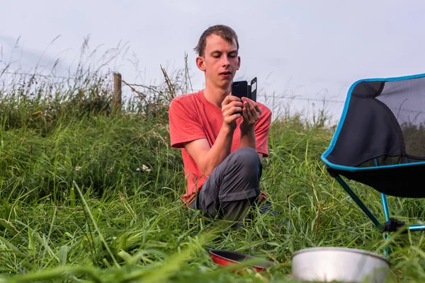 Genç çocuk alarak resim