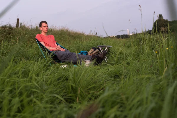 adam sandalyede rahat 