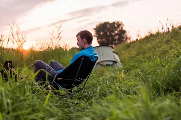 kamp alanında oturan adam 