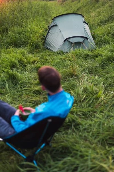 Mann mit Tasse Kaffee auf Campingplatz — Stockfoto