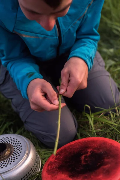 ısırgan adam çürüyen kök  