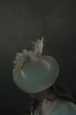 Beyaz şapkalı Victoria kadın 