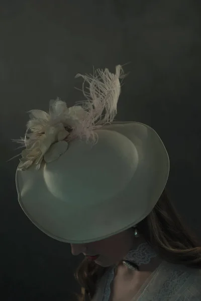 Viktoriánus nő a fehér kalapot — Stock Fotó
