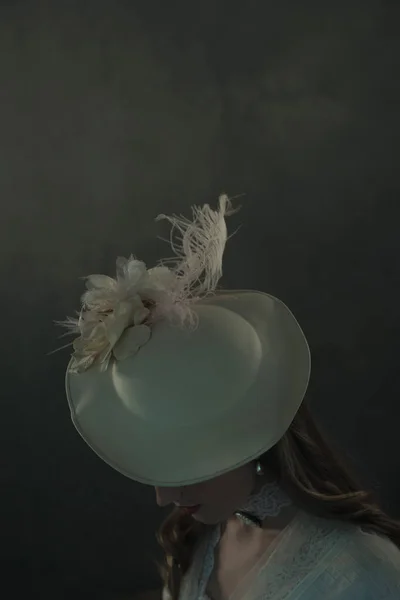 维多利亚时代的女人，戴白帽子 — 图库照片