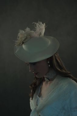 retro şapkalı genç kadın