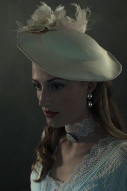 Beyaz şapkalı Retro kız