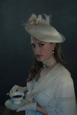 çay tutan genç kadın