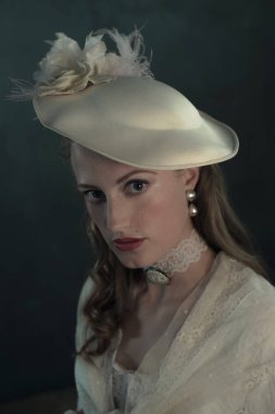 Şapkalı genç kadın. 