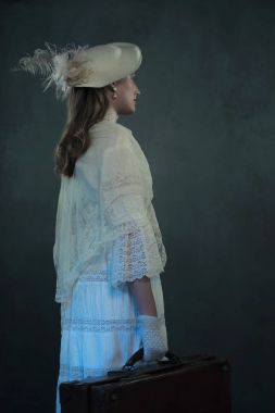 Beyaz elbiseli Victoria kız  