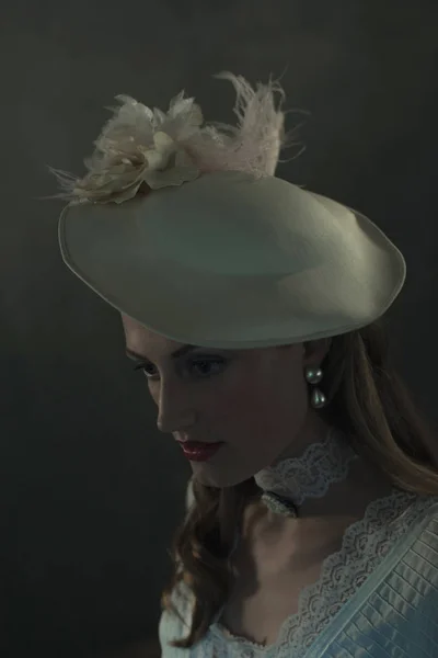 レトロな帽子の若い女性 — ストック写真