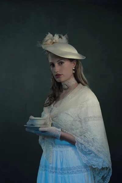 Jeune femme tenant une tasse de thé . — Photo