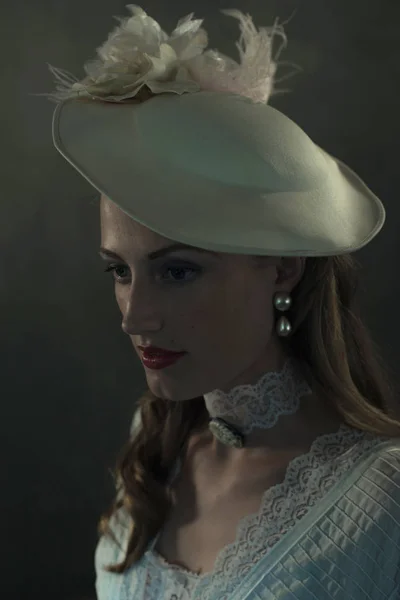 Ретро дівчина в білому капелюсі — стокове фото