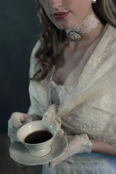 Kobieta trzymająca filiżankę herbaty — Zdjęcie stockowe