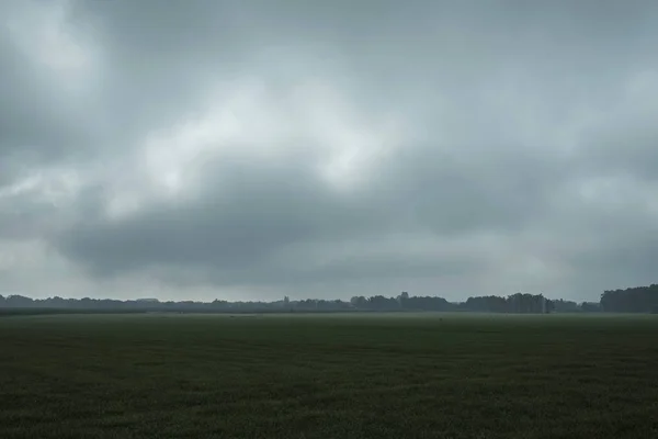 Paisagem rural sob céu nublado — Fotografia de Stock