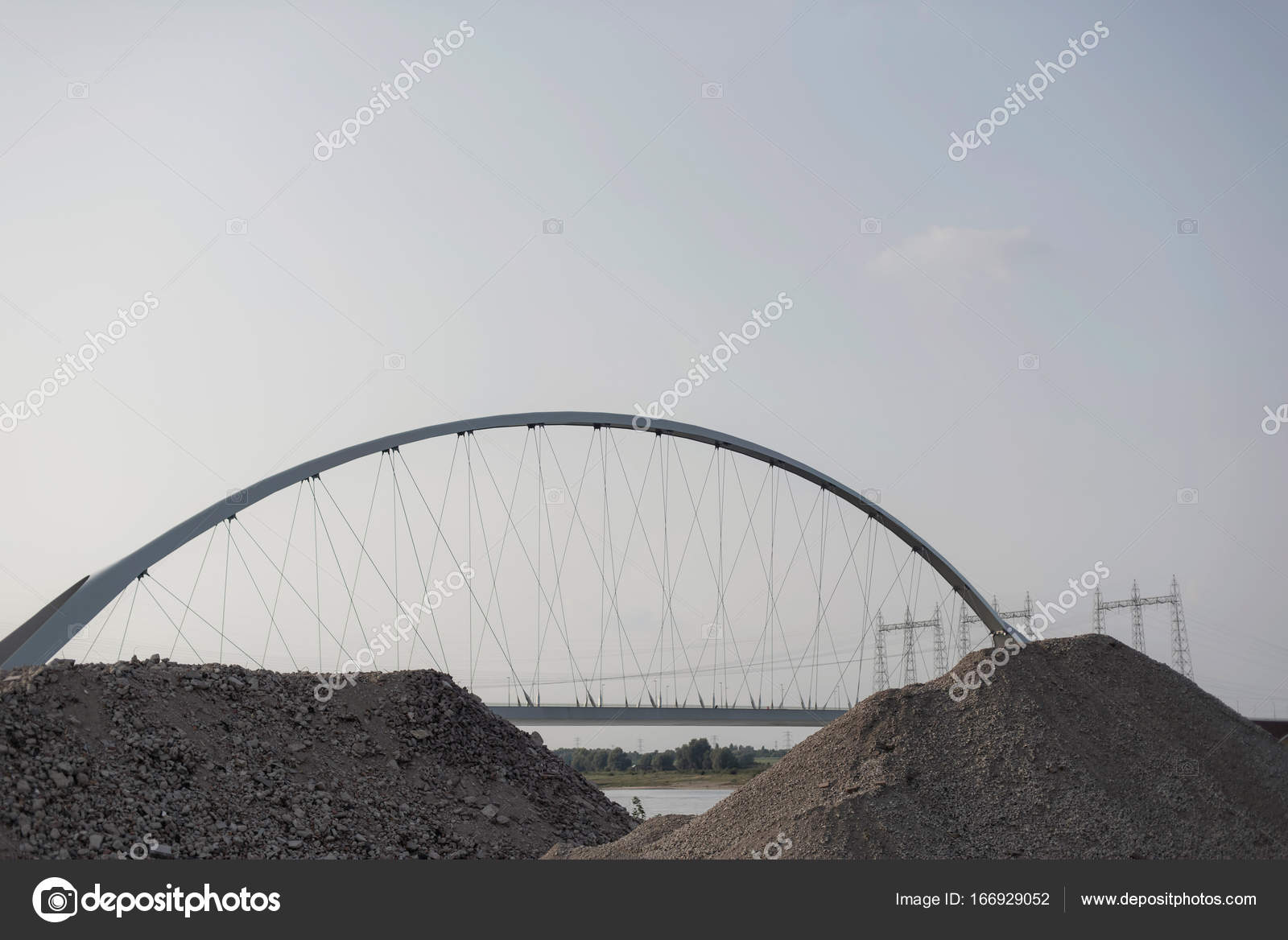Ponte moderno con materiali di costruzione — foto stock © ysbrand ... Materiali di costruzione