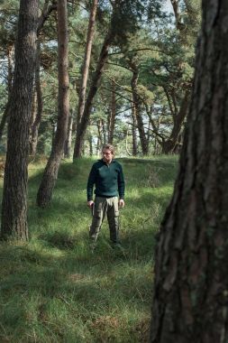 Orman içinde tabanca ile adam