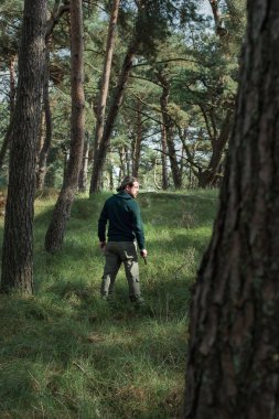 Orman içinde tabanca ile adam