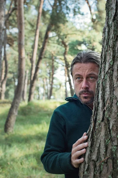 Homem com barba na floresta — Fotografia de Stock