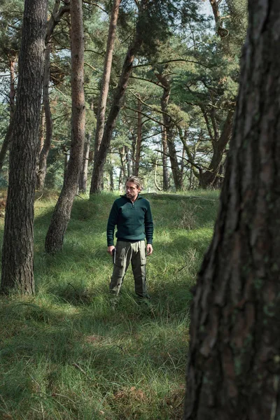 Orman içinde tabanca ile adam