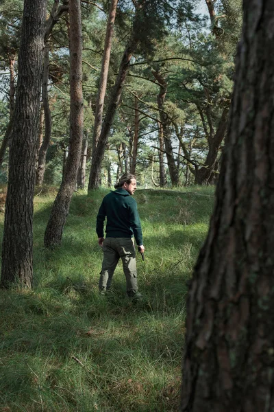 Orman içinde tabanca ile adam