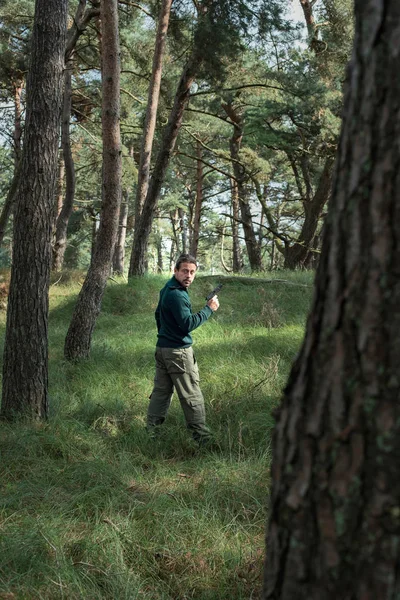 Orman içinde tabanca ile adam