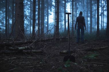 Kürek ve puslu ormandaki adam