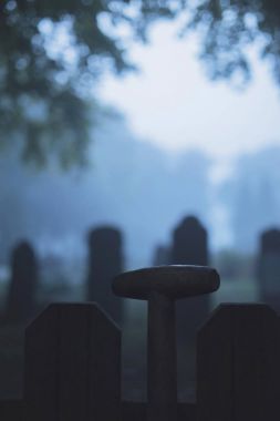 Mezarlık karşı kürek sapı