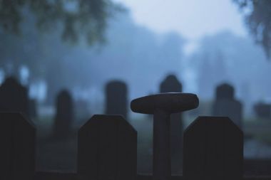 Mezarlık karşı kürek sapı