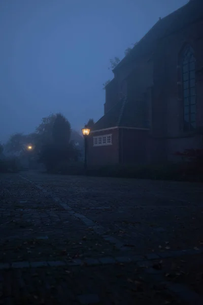 Туманная улица в старой деревне — стоковое фото