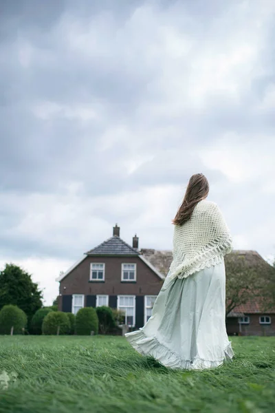 Jovem mulher de vestido branco — Fotografia de Stock